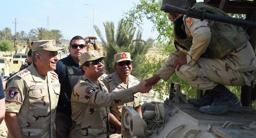 بالصور والفيديو.. ما هى دلالات عودة الرئيس المصري لارتداء الزي العسكري في سيناء؟