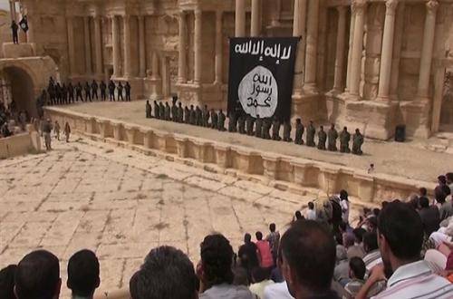 بالصور داعش يرتكب مجزرة بعرض مسرحي على مدرجات تدمر