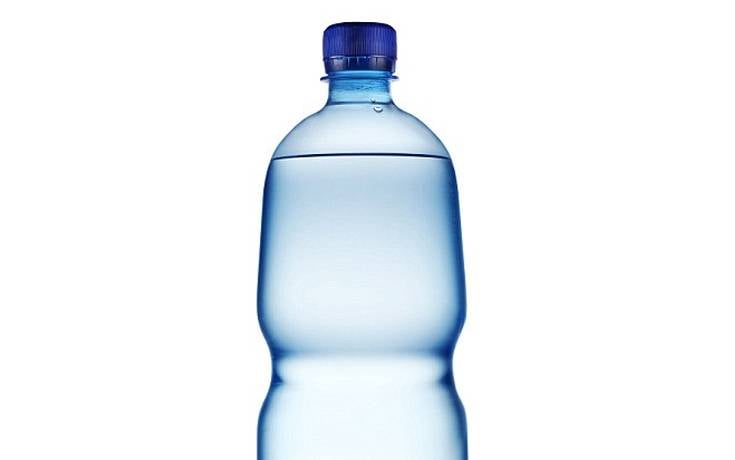 لا تستعمل البلاستيك لشرب المياه