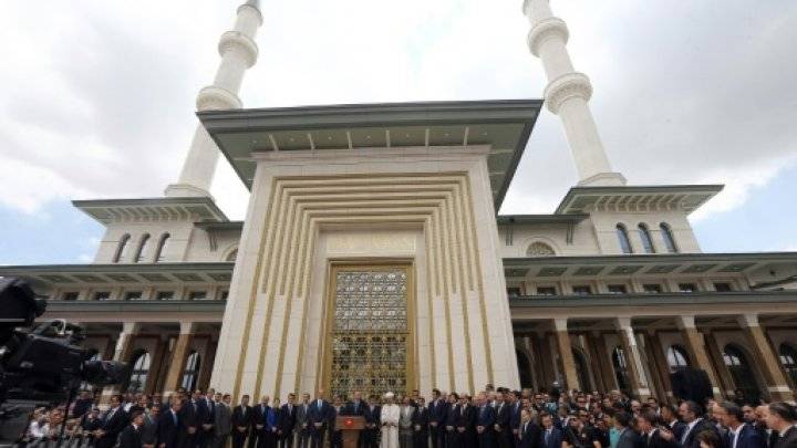 اردوغان يفتتح مسجدا ضخما داخل قصره المثير للجدل في انقرة
