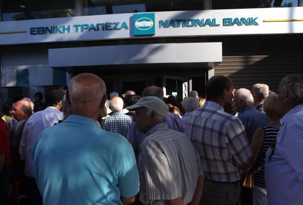 طوابير المتقاعدين تصطف أمام المصارف في اليونان