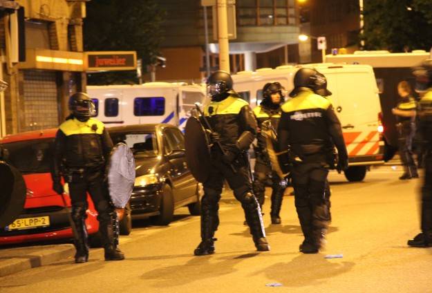 هولندا.. الشرطة توقف 160 شخصاً على خلفية احتجاجات منددة بمقتل شخص