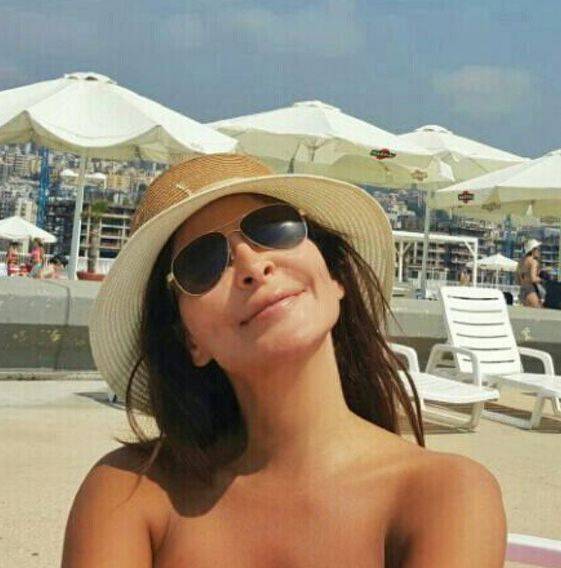 بالصورة - إليسا على الشاطئ بالمايوه