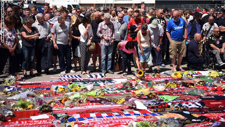 بالصور.. بريطانيا تقف حزينة صامتة حدادا على ضحاياها الذين سقطوا في تونس
