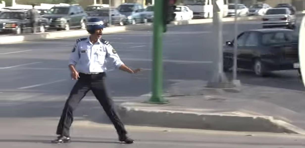شرطي مرور أردني يتحدى شرطي مكسيكي