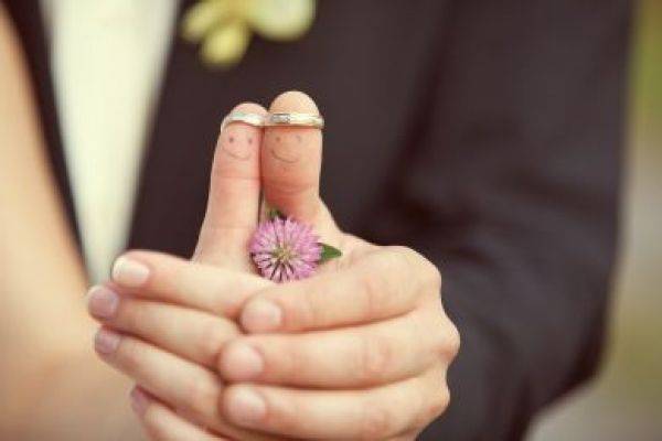 بالفيديو .. انفجر بكاءً عند رؤية عروسه!