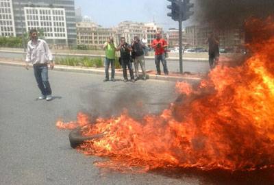 الجمود في ملفّ أبنائهم دفعهم الى قطع الطرق مُجدداً
أهالي العسكريين قطعوا طريقي الصيفي والدامور :
رئيس الحكومة مسؤول عن أيّ ضرر قد يُصيب أبناءنا