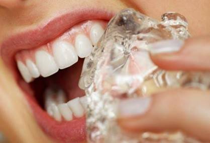 عادات تسبب حساسية الأسنان