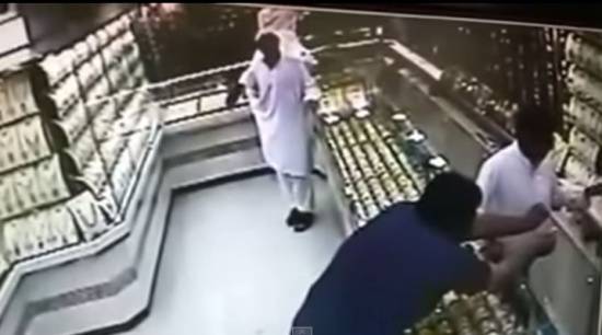 بالفيديو.. أغرب عملية سرقة لمحل ذهب في المدينة المنورة
