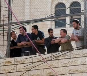 مستوطنون يعتدون على شبان مقدسيين