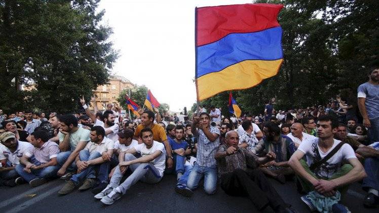 الشرطة الأرمينية تفرق متظاهرين وتحتجز 46 منهم في يريفان