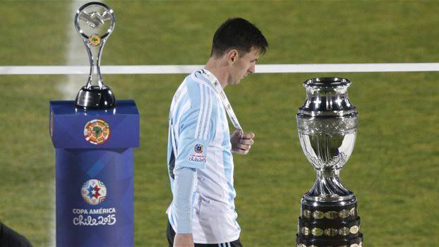 بالفيديو: اللحظة التي رفض ميسي تسلّم جائزة "أفضل لاعب"!