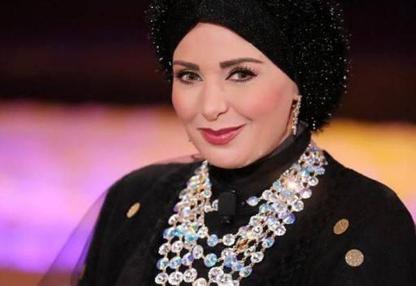 صابرين ترد على فيديو تقبيل سهير رمزي في فمها