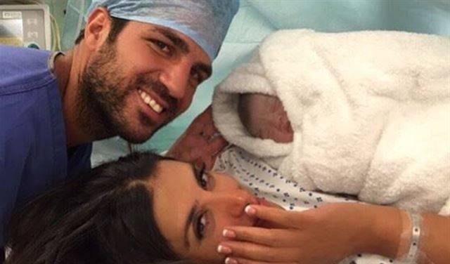 بالصورة.. نجم اسبانيا يحتفل وخطيبته اللبنانية بابنهما الثاني