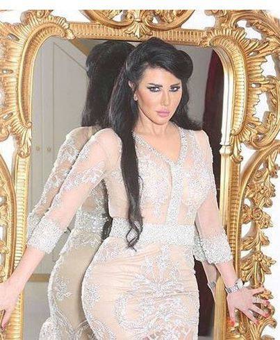 بالصورة: جيني أسبر بفستان فاضح وجرأة فاقت التوقعات!