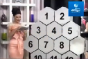 بالفيديو-سقوط مروع لمذيعه كويتية أثناء تقديم برنامج على الهواء