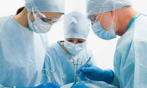 طبّاخ يُجري عملية جراحية لإماراتي!