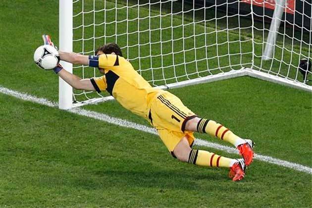 والدة كاسياس: لم أمانع رحيله إلى "برشلونة"