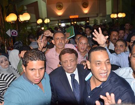 عادل إمام يثير أزمة في عزاء سامي العدل