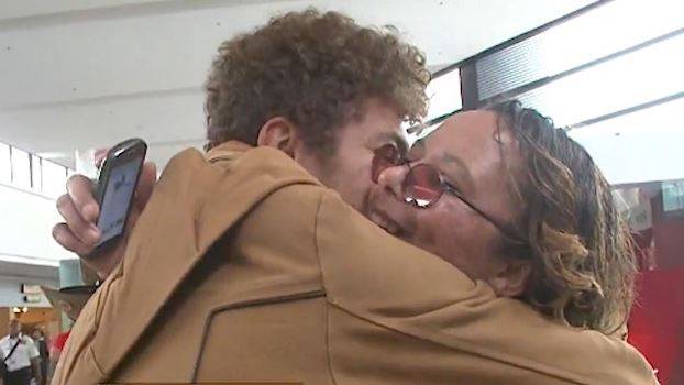 بالفيديو: الفايسبوك يجمع أم بابنها بعد 15 سنة على فراقهما