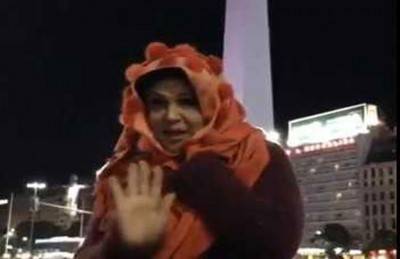 فيفي عبده ترتدي أغرب حجاب في الأرجنتين وتفقد حقائبها