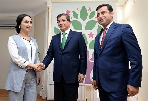 داود أوغلو يلتقي وفد حزب الشعوب الديمقراطي لبحث تشكيل حكومة ائتلافية