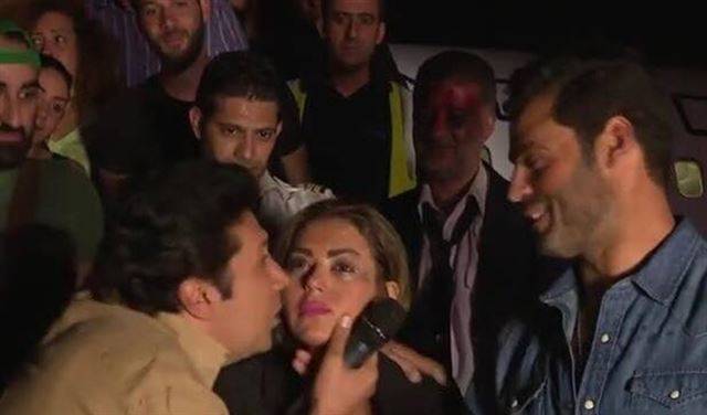 قبلة هاني رمزي للقاء الخميسي تثير الجدل