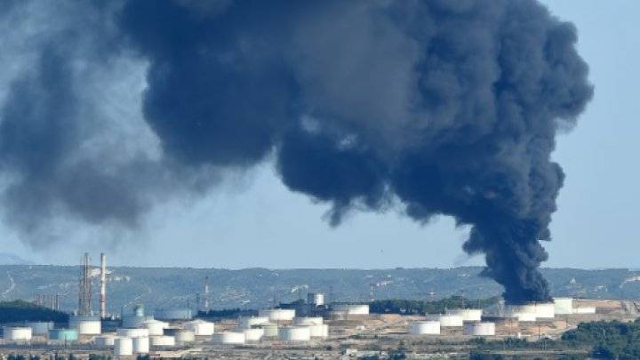 انفجاران وحريق في موقع بتروكيمييائي بجنوب فرنسا والشرطة ترجح الفعل العمد