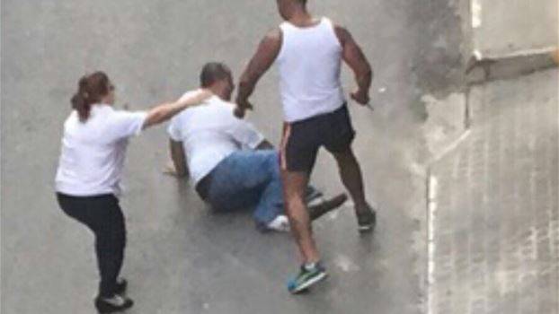 بالصور: تبعه من طريق المطار إلى الجميزة ليطعنه بالسكين!