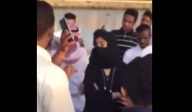 بالفيديو.. تحرش جماعي بفتاتين في جدة يثير الجدل