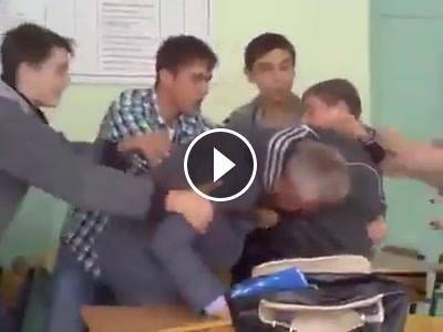 أستاذ أراد أن يضرب التلميذ ... فشاهدوا ماذا حصل