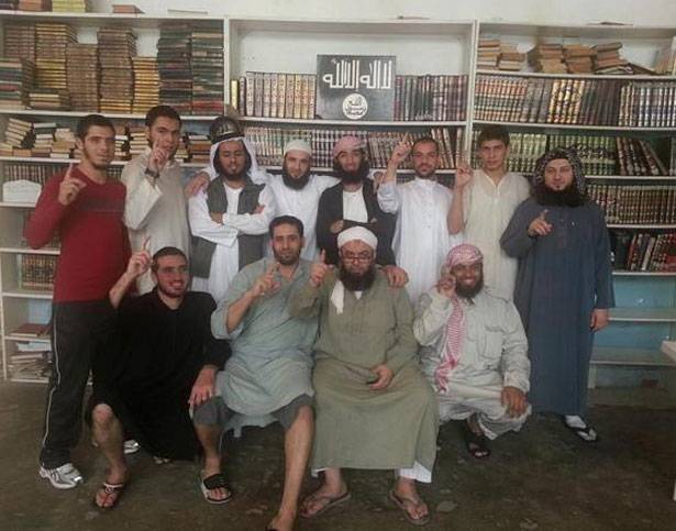 اهالي الموقوفين: من كان يعطي الاوامر بفتح المعارك يسرح ويمرح