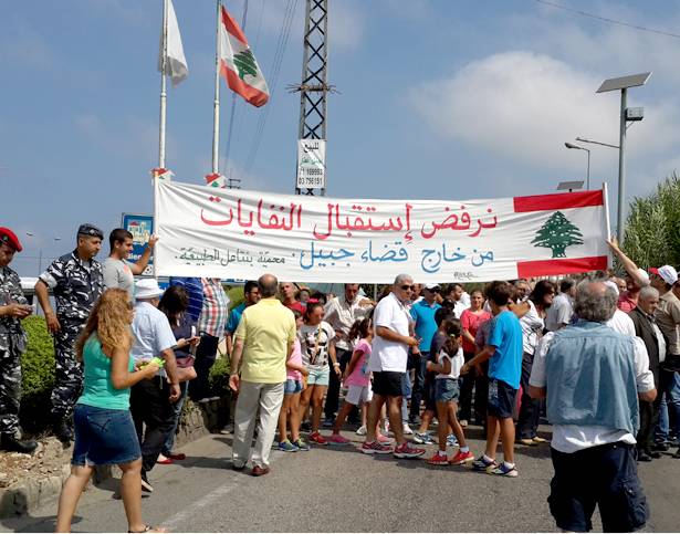 أهالي عمشيت اعتصموا رفضاً لإدخال النفايات
من خارج قضاء جبيل الى مكبّ حبالين