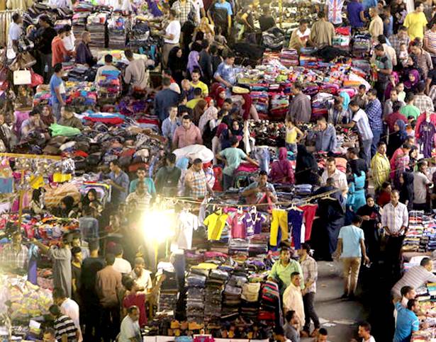 تكاليف الاحتفال بعيد الفطر تثقل كاهل المواطن العربي
ركود في أسواق سوريا «وموجة» غلاء غير معهودة في مصر
وارتفاع الأسعار «حجب» حلويات العيد وخطف فرحته