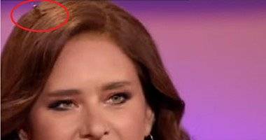 بالفيديو- صرصار يهجم على شعر نيللي كريم مباشرة على الهواء، شاهدوا ردة فعلها
