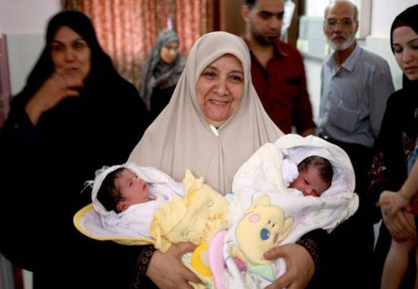فلسطينية تنجب توأماً من نُطف هرّبتها من زوجها الأسير !