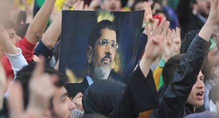 «الإخوان» يحتشدون أمام سفارات مصر بالخارج للإفراج عن مرسي