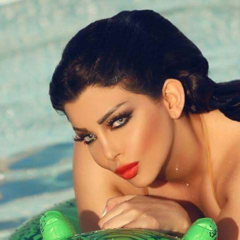 بالصور.. رولا يموت بالمايو الذهبي