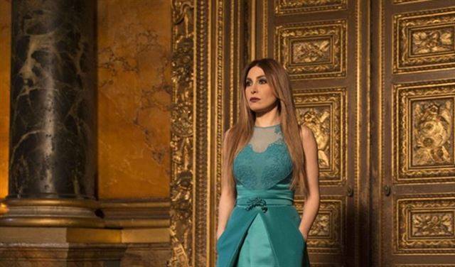 بالصور.. يارا تنتظر حبيبها في قصر باريسي فخم