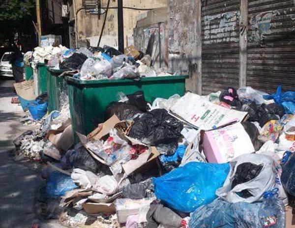 بالصور- النفايات تقفل المحال التجارية في بيروت