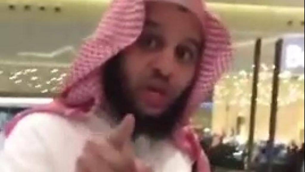 بالفيديو سعودية تصور كيف لاحقها المطوعون في مركز تجاري