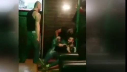فيديو جديد لطارق يتيم.. يضرب ويعذّب أحد الأشخاص