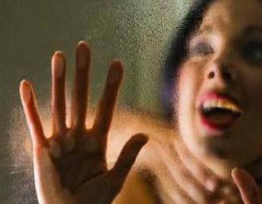 تقمص دور شرطي لاغتصاب فتاة تحت درج المصعد