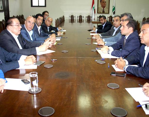 اجتماع في الصيفي بحث أزمة النفايات
المشنوق  : نعمل على إيجاد الحلّ وعلى تجاوب البلديّات
الجميل : لتتحمّل الدولة مسؤوليّتها وتؤمّن مطامر