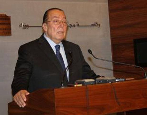 النفايات تلهب أجواء بيروت وضواحيها بدخانها السام ...
تخبط حكومي وعجز رسمي إزاء ايجاد حلّ سريع ومستدام
المشنوق : نطلب من القوى الأمنيّة مُؤازرتنا في نقل النفايات