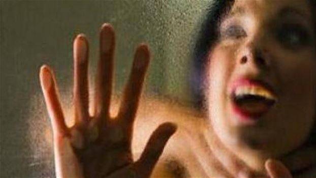 أغراها واحتجزها لمدة عام واغتصبها يومياً