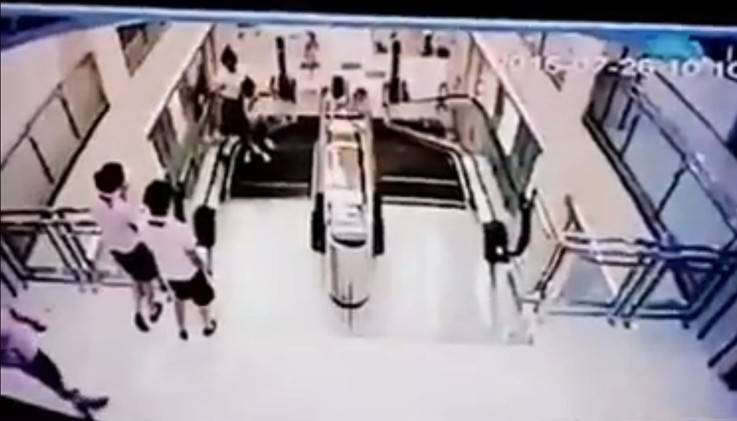 بالفيديو.. سلم كهربائي يبتلع امرأة ويودي بحياتها (مشاهد قاسية)