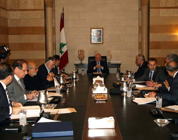 إستقالة سلام أبعد من زوايا السراي