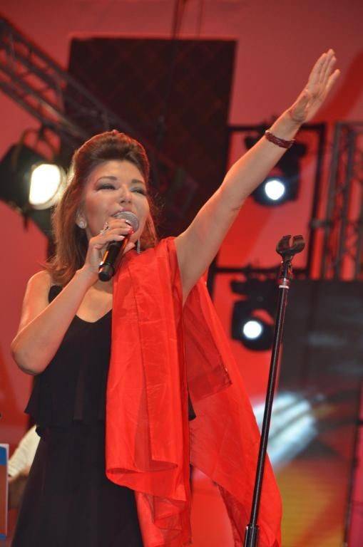 ماذا فعلت سميرة سعيد عند سقوط العلم المغربي من يدها؟