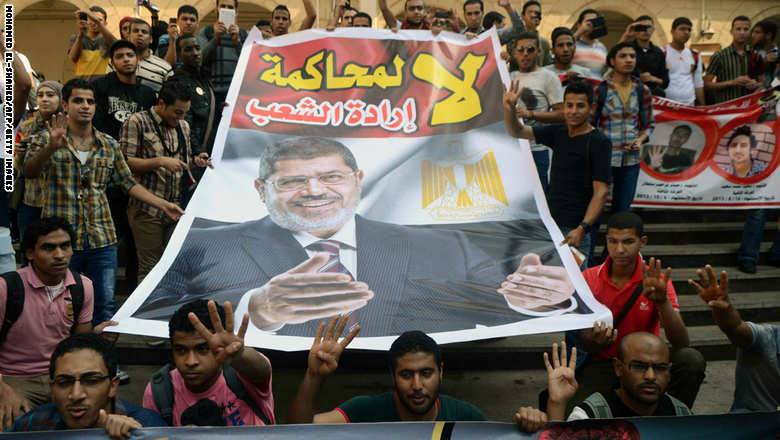 مفاجأة في محاكمة مرسي بـ"إهانة القضاء".. كيف دخل قرقر إلى قفص الاتهام بـ"الخطأ"؟